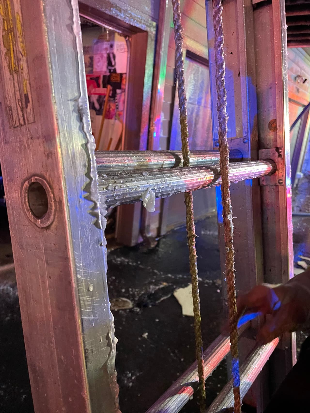 Según De La Reza, el incendio fue difícil de controlar debido a los fuertes y gélidos vientos, y a que el agua que usaron los bomberos se congelaba al momento de usarla para apagar el fuego, debido a las bajísimas temperaturas registradas anoche.