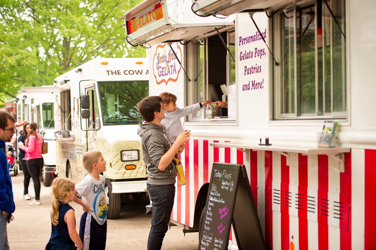 <b><a href="https://www.linvilla.com/family-fun/food-truck-frenzy">Food Truck Frenzy at Linvilla Orchards (29 de abril)</a></b>. Es una tarde de comidas sobre cuatro ruedas cuando más de una docena de camiones de comida locales llegan a Linvilla Orchards para este festival gastronómico de primavera, que también incluye música en vivo y actividades como paseos en carruajes, laberintos de fardos de paja entre otros.