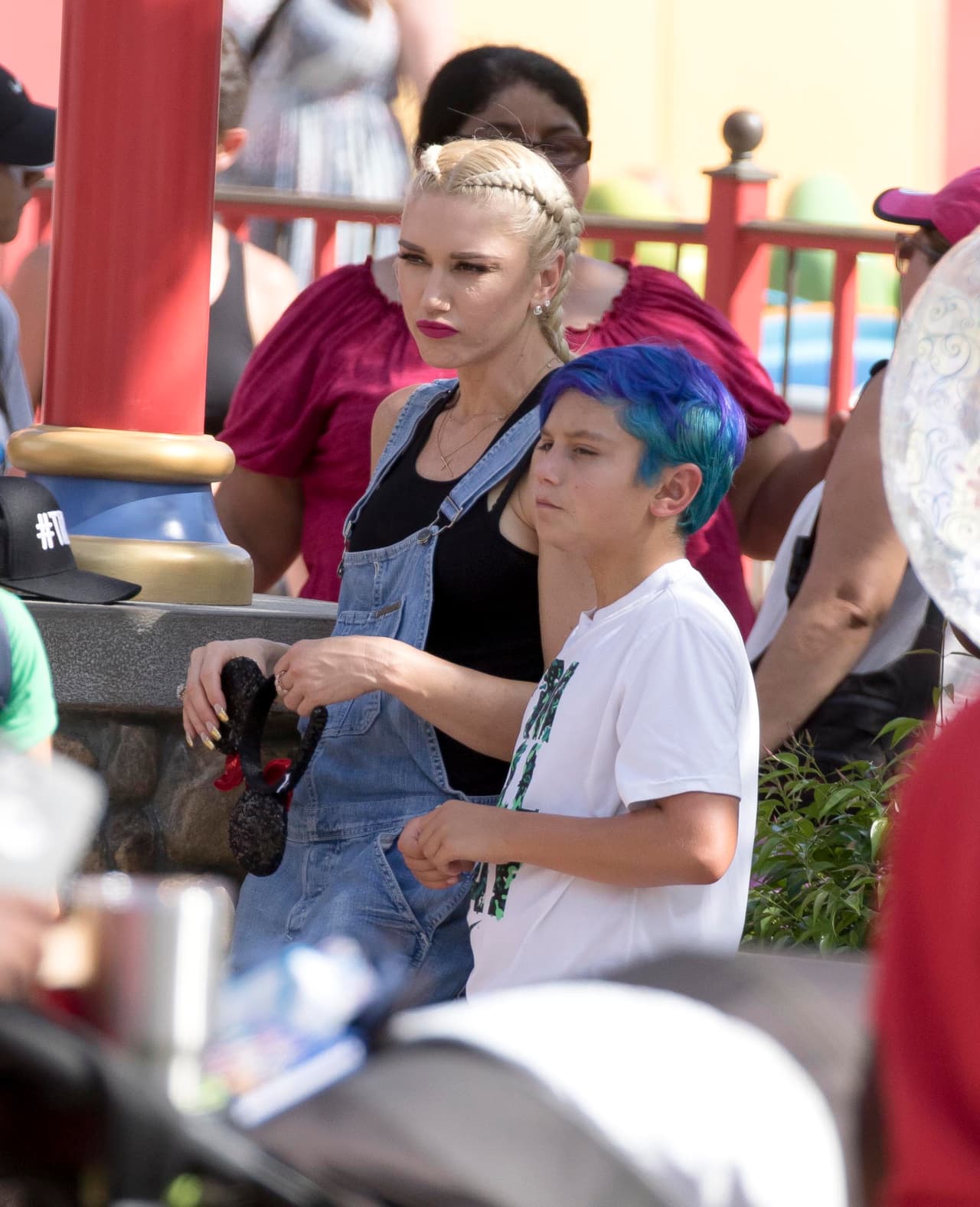 Recorrió el parque de diversiones con sus tres hijos.