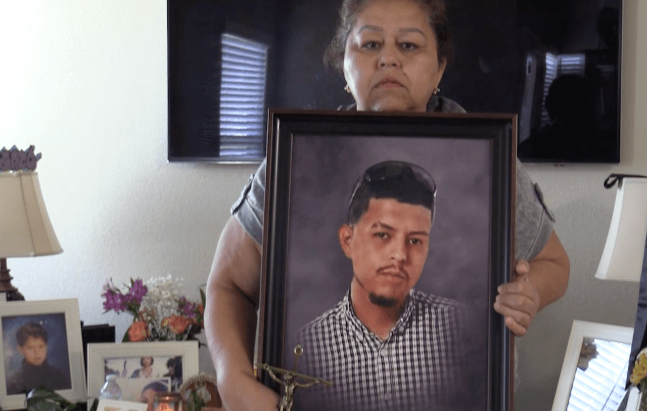 “Él recibió un balazo en la cabeza y pues quedó ahí mi hijo. No sé si se murió instantáneamente porque los hechos ocurrieron como a las 4 a.m. de la mañana y a nosotros nos avisaron hasta la 1:30 de la tarde”, explicó Martha Pérez, madre de la víctima.
<br>