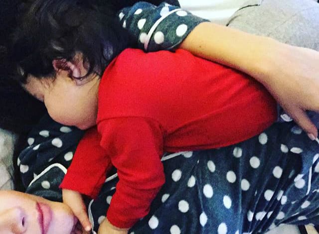 ¡Qué lindura! Baby Giulietta descansa en los brazos de mamá. (17 de diciembre, 2015).