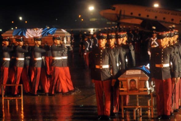 Los tres ataúdes fueron cubiertos con la bandera de Guatemala y Colom entregó a los familiares medallas de reconocimiento póstumo. La familias de las víctimas prefirieron no emitir comentarios.