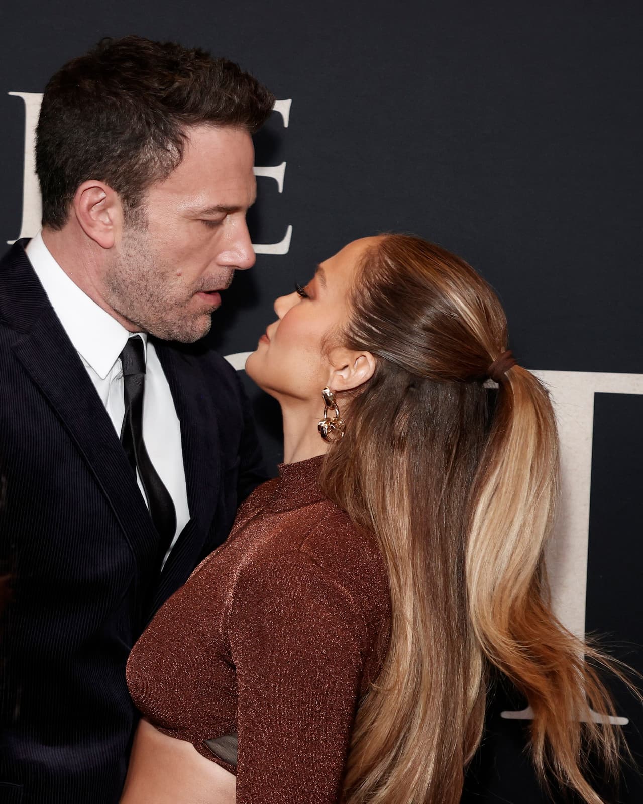 JLo acaparó no solo las miradas de los fotógrafos, sino hasta de su novio, quien por sus expresiones 
<b><a href="https://pagesix.com/2021/10/09/ben-affleck-drools-over-jennifer-lopez-at-nyc-premiere/" target="_blank">pareció "babear" ante su novia</a></b>, según describió Page Six en su crónica del evento. 
<br>