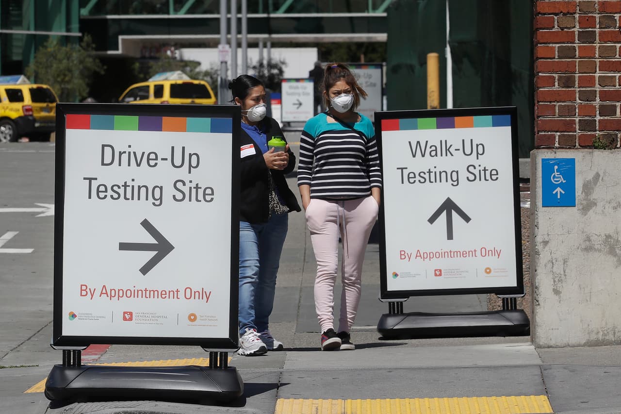 En ese sentido, la administración estatal espera aplicar 25,000 pruebas de covid-19 al día para finales de abril, con la esperanza de ampliar su esfuerzo a 80,000 diarias, lo que permitirá tener un mejor panorama del 
<a href="https://www.univision.com/local/san-francisco-kdtv/estudio-advierte-que-hasta-80-000-personas-pueden-estar-infectadas-de-coronavirus-en-silicon-valley" target="_blank">nivel de propagación real del virus</a>. Además, muchos de estos 'testing sites' se abrirán en los lugares donde viven las minorías más afectados, como 
<a href="https://www.univision.com/local/san-francisco-kdtv/ocho-de-cada-10-pacientes-de-coronavirus-en-el-hospital-general-de-san-francisco-son-hispanos" target="_blank">es el caso de la comunidad hispana</a>.