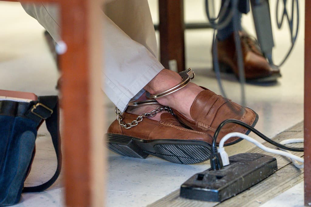 Los mocasines de Luigi Mangione se convirtieron en tendencia, tras notarse que los usaba sin calcetines. Esto generó algunas teorías sobre el motivo por el cual 
<b><a href="https://www.univision.com/local/nueva-york-wxtv/orden-arresto-luigi-mangione-revela-cargos-contra-detalles-homicidio-ceo-unitedhealthcare" target="_blank">el acusado de la muerte a disparos de Brian Thompson, el 4 de diciembre de 2024</a></b>, decidió usarlos así.