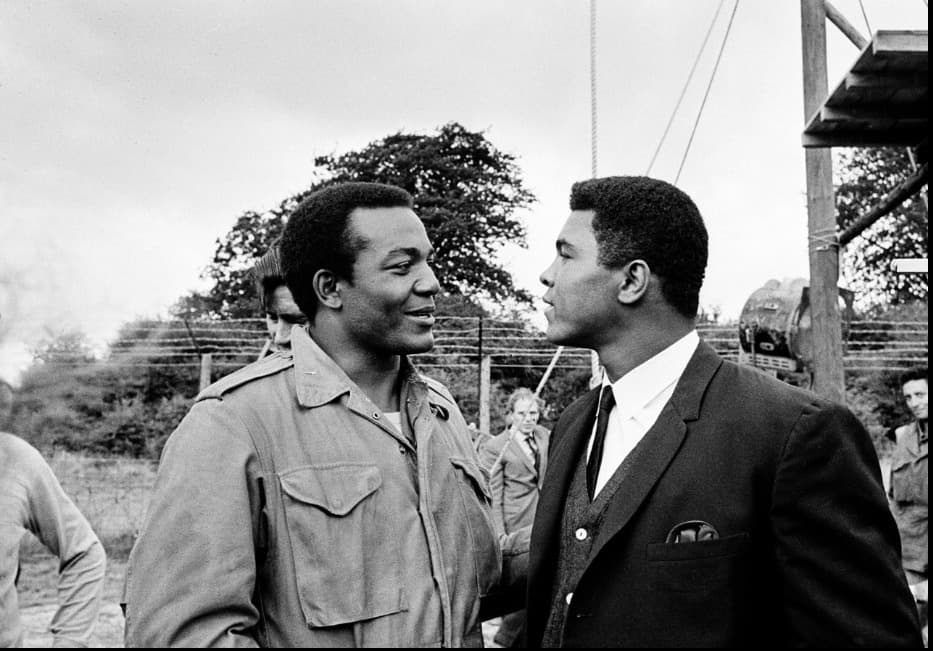 Muhammad Ali y el legendario corredor Jim Brown, de los Cleveland Browns, fueron grandes amigos, ambos luchadores por los derechos civiles de los afroamericanos en los Estados Unidos. La foto corresponde al 5 de agosto de 1966 en Morkyate, Bedfordshire, Inglaterra donde Brown filmaba la película “The Dirty Dozen”.
