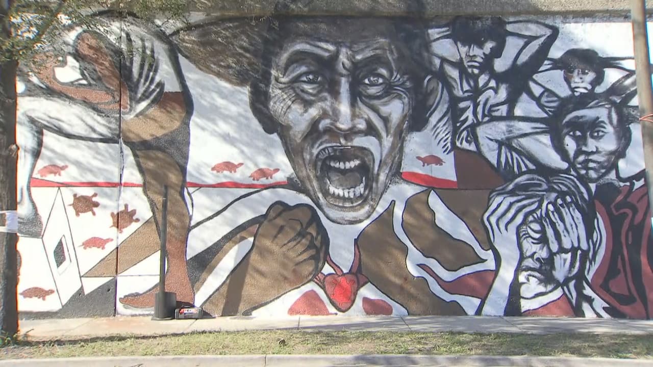 El mural es de colores rojo, blanco y negro. Sus imágenes aluden a figuras políticas y culturales de México.