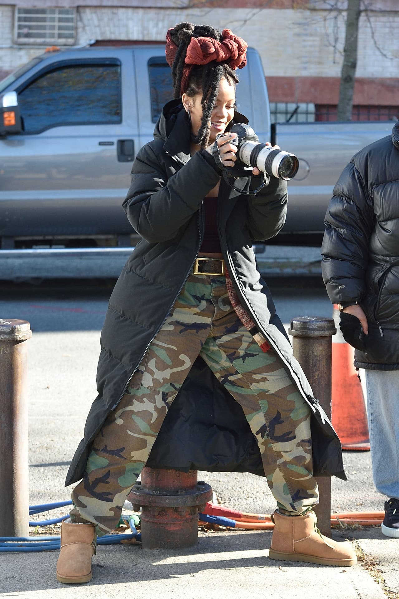 Con sus pantalones militares y largo abrigo, Rihanna se la pasó bien unos instantes.