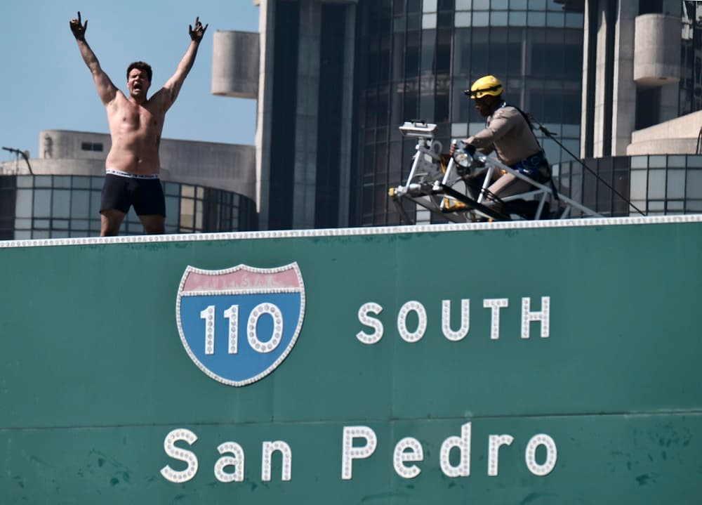 El hombre llevaba varios carteles para colocar sobre la autopista, aunque no está muy claro cuáles eran sus intenciones reales. En uno de ellos se leía "Peleemos contra la contaminación, no entre nosotros", mientras que otro decía "Que no te sea indiferente, no contamines".