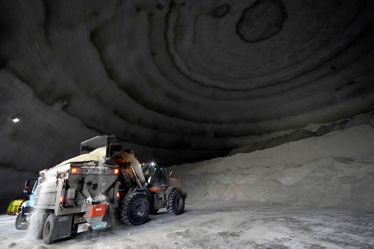 Si crees que el tamaño de los 
<a href="https://www.univision.com/local/chicago-wgbo/chicago-barredoras-de-nieve-tiempo-real">camiones</a> y la maquinaria es grande, sólo mira el tamaño del domo de sal de la ciudad.