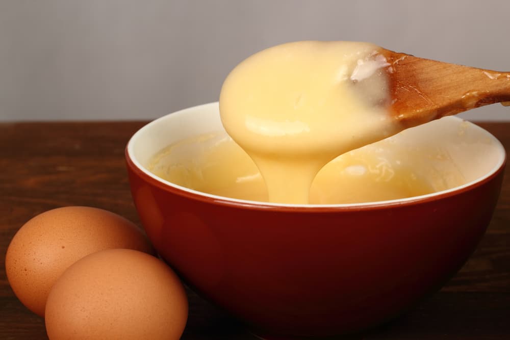 Cuando aún este en marcha la licuadora añade 1/4 taza de aceite mezclando hasta emulsionar. Listo después de eso puedes colocar en un recipiente y servir tu mayonesa de garbanzos.