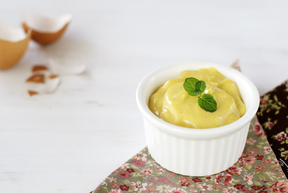 Agrega a la mezcla de garbanzos, el jugo de limón y la sal en la licuadora, ahora es momento de que sazones con pimienta recién molida a gusto, y procesa hasta hacer un puré.