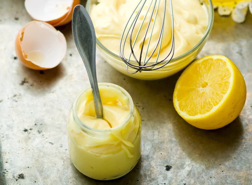Para preparar la mayonesa primero calienta 1/4 taza de aceite en una cacerola a fuego medio. Agrega la cebolla y cocina hasta que se ablande. Añade el ajo y cocina, revolviendo, a 2 minutos.