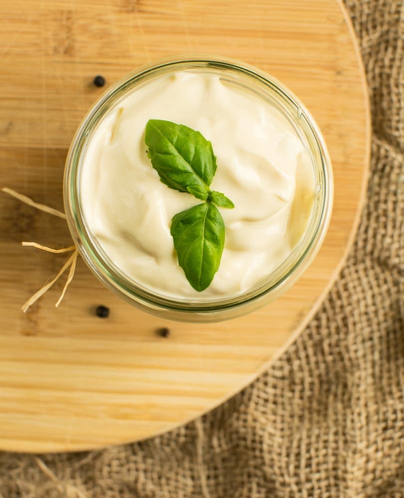 Para preparar la mayonesa estilo italiano lo único que debes hacer es mezclar bien los ingredientes con los que la complementamos.