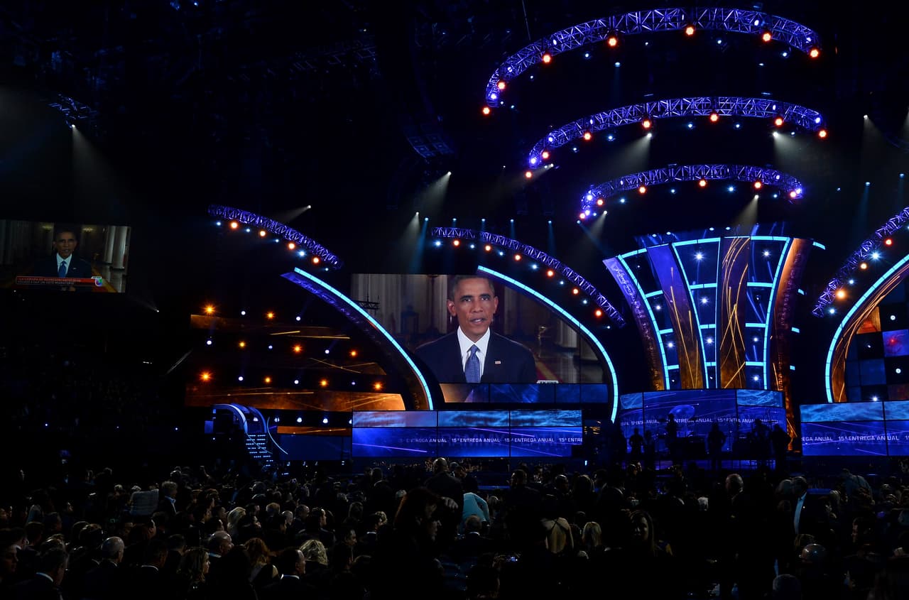 La ceremonia arrancó con un mensaje del presidente Barack Obama, quien esa noche dirigió un mensaje a la nación en torno a la situación migratoria y Latin GRAMMY lo transmitió íntegro.