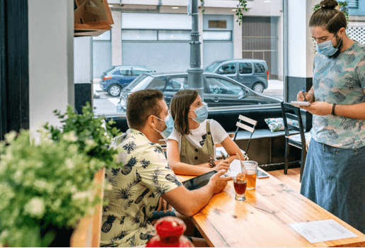 <b>Evita comer en el interior de restaurantes mal ventilados</b>, donde no es posible el distanciamiento social, los camareros y el personal no llevan máscaras y los comensales no llevan máscaras cuando no están comiendo o bebiendo activamente. También hay que evitar las 
<b>opciones de autoservicio</b> que requieren tocar mucho las superficies, como los bufés.
<br>