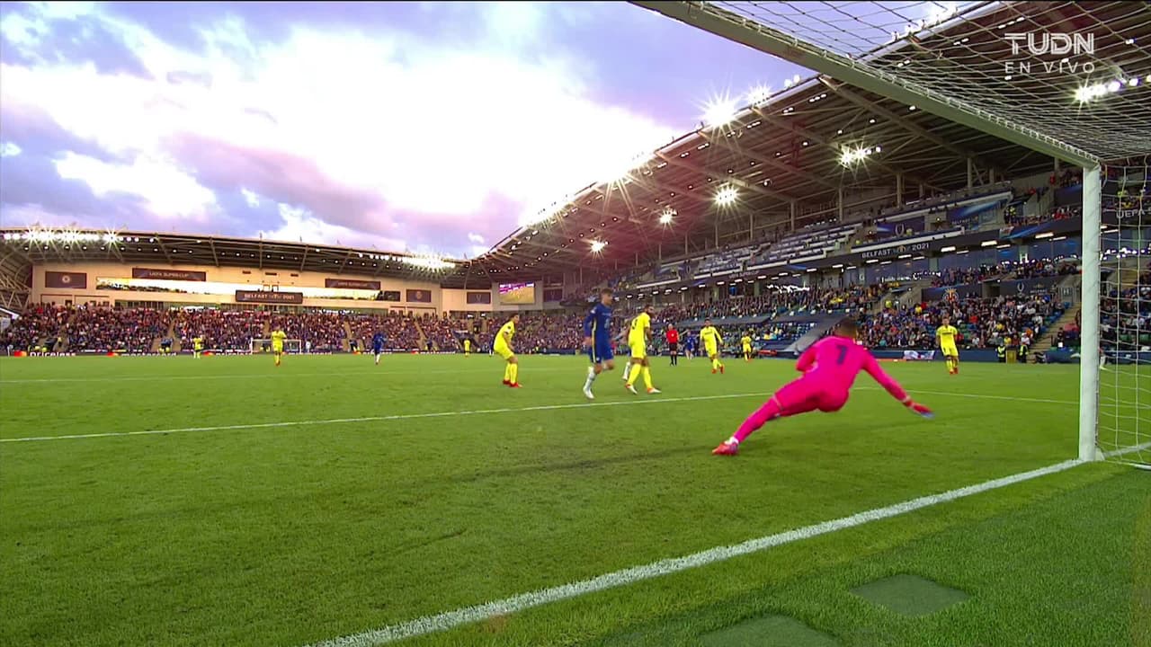 ¡TIRO ATAJADO! disparo por Marcos Alonso.
