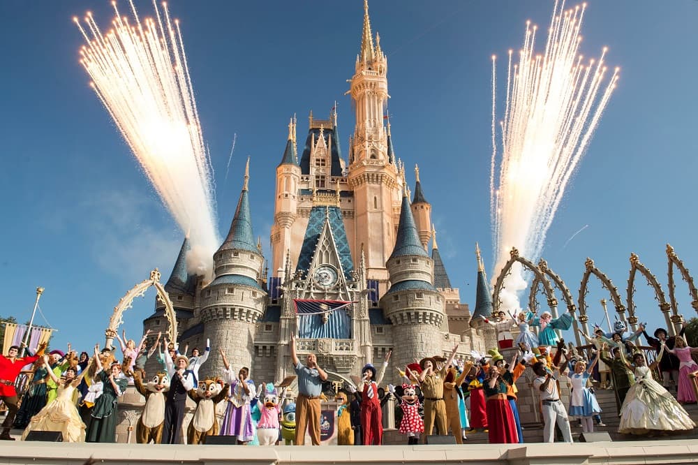 Arrestan a 4 trabajadores de Disney en operativo contra delitos sexuales