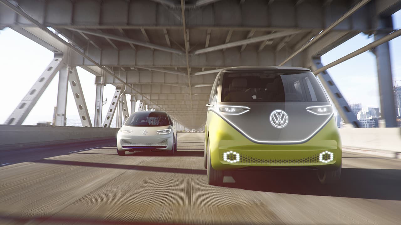 El diseño de la Volkswagen I.D. Buzz Concept se caracteriza por
<b>una decoración en dos tonos muy contrastantes</b>, con algunos rasgos aerodinámicos que de todos modos no alteran su alma de minivan.