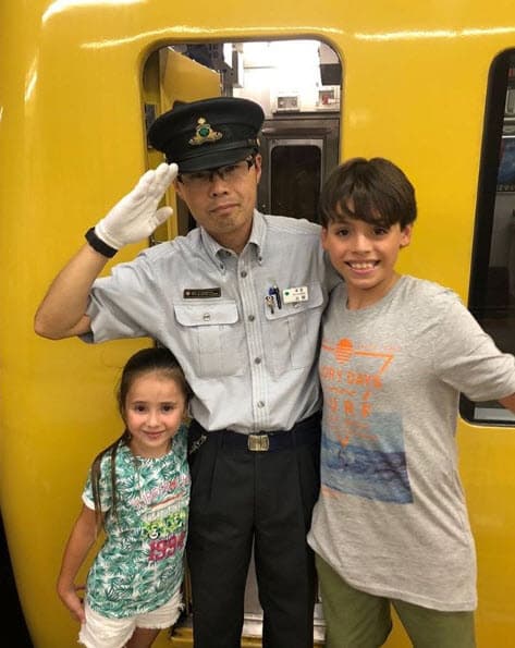 La actriz asegura que la gente suele ser muy dura con su hijo: "Que los ayuden en vez de que te juzguen porque en un restaurante empezó a gritar, porque de repente tuvo ahí un , yo le llamo corto circuito, porque son intolerantes a la frustración, son impacientes. En vez de que digan 'ay los papas, es un niño maleducado'. Es la típica, juzgar, entonces yo les pediría tolerancia, paciencia y que no juzguen si no saben. Son niño que los ves y son completamente normales".
<br>