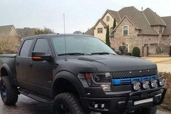 Los vehículos costosos y llamativos también son parte de sus publicaciones en Twitter.