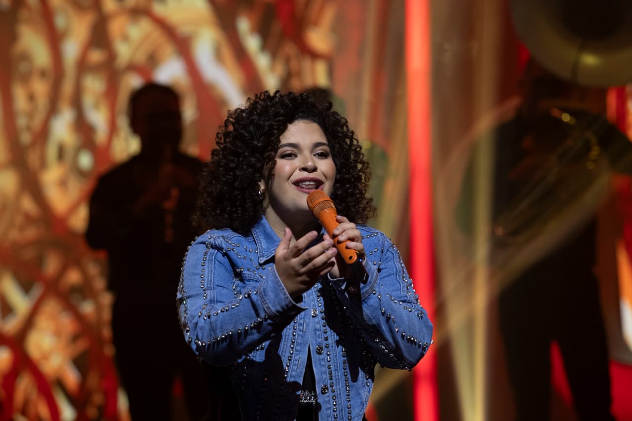 Lucerito, lo volvió a hacer y habló de la peculiar relación que tiene con su papá Mijares. "Mi relación con mi papá es realmente especial, es como tener un osito grande y cariñoso a mi lado. Aunque a veces pueda parecer serio y causar un poco de temor, en el fondo es solo un osito gruñón que no asusta tanto".