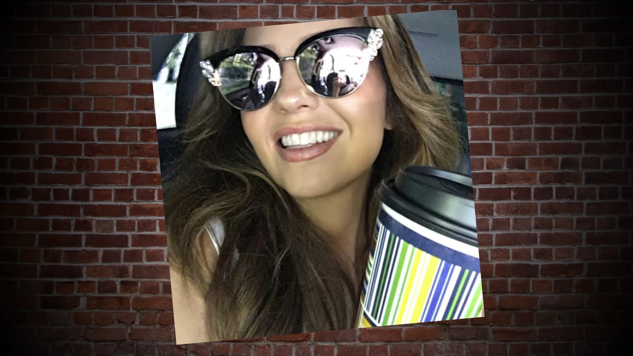 Ya sea en el auto, con su mejor amiga Lili Estefan o con su esposo Tommy Mottola, Thalis no puede estar sin lentes de sol. Y es que la cantante y actriz tiene una colección muy particular de gafas y aquí te mostramos algunas de ellas. ¿Cuál es tu favorito?