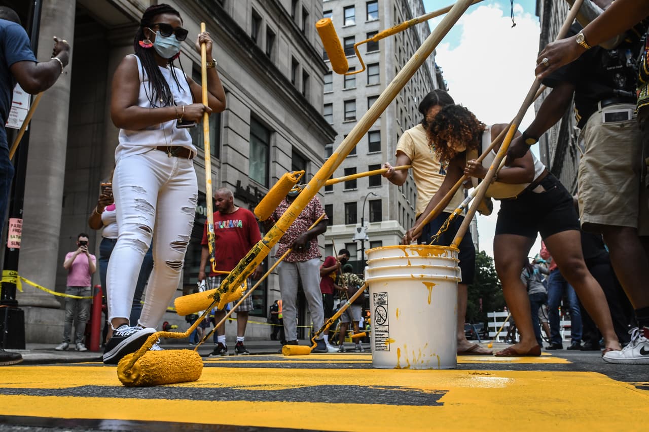 Un mensaje que se ha empezado a plasmar en gigantes murales con letras amarillas en varias calles de Nueva York.