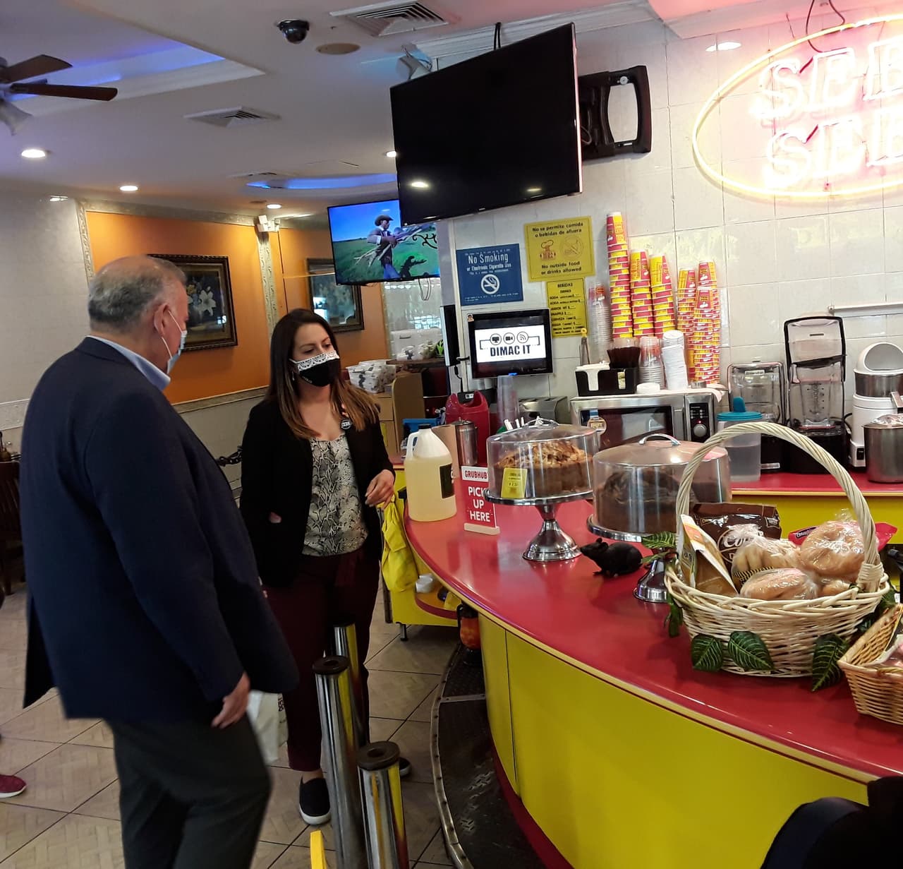 La asambleísta estatal Catalina Cruz participa en una caminata, el 28 de octubre, de reapertura de negocios en Jackson Heights en 
<b>Queens</b>. "La vibrante comunidad, donde están representados cientos de países, nos dio la bienvenida para recibir PPE y recursos", escribió la Cámara de Comercio de Queens en un tuit.
<br>