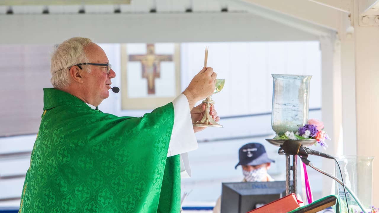 Servicios religiosos navideños sufren cambios en Bakersfield por causa del Coronavirus