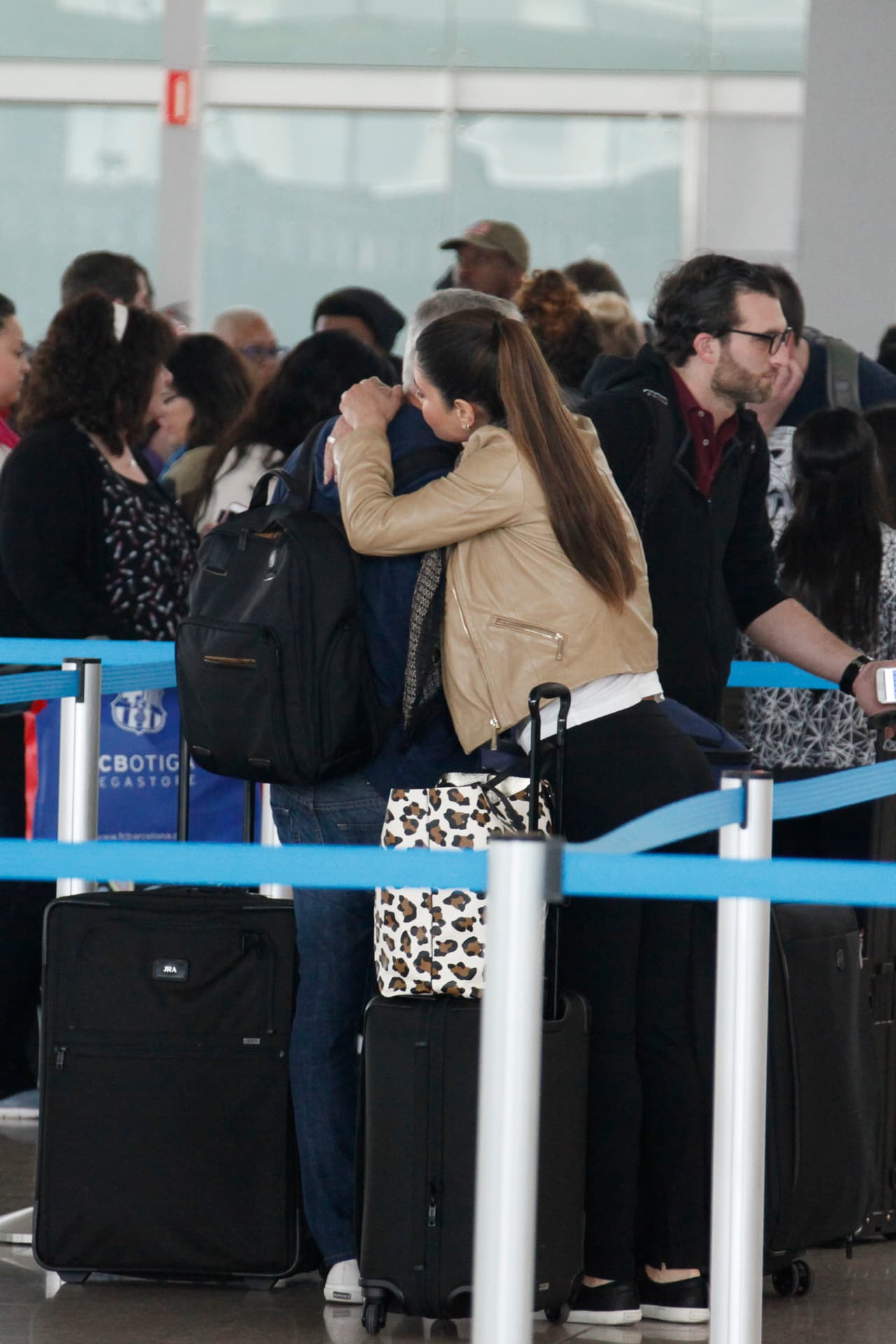 Le dio algunos besitos en el cuello.