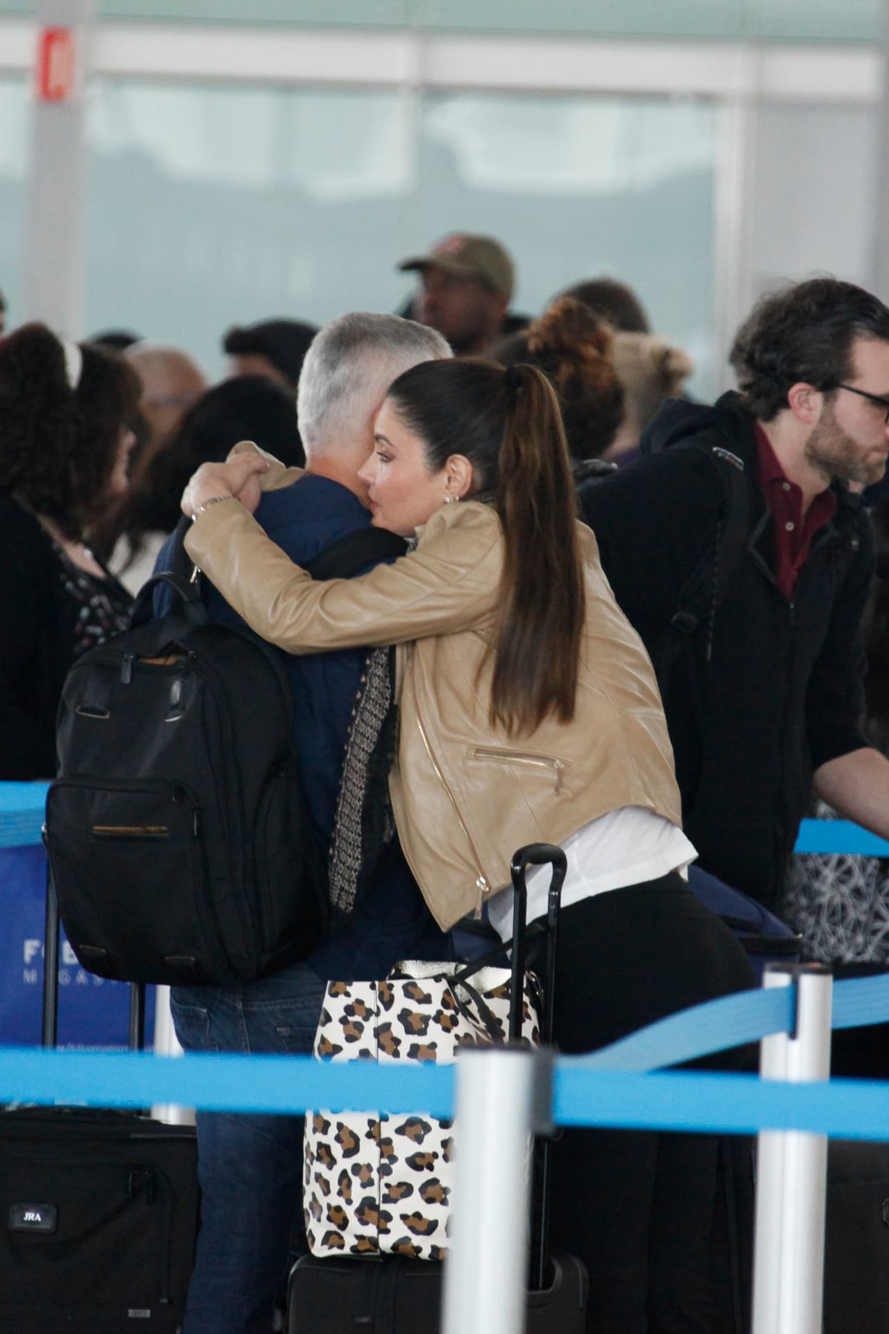 La hermosa presentadora no soltaba a su galán.