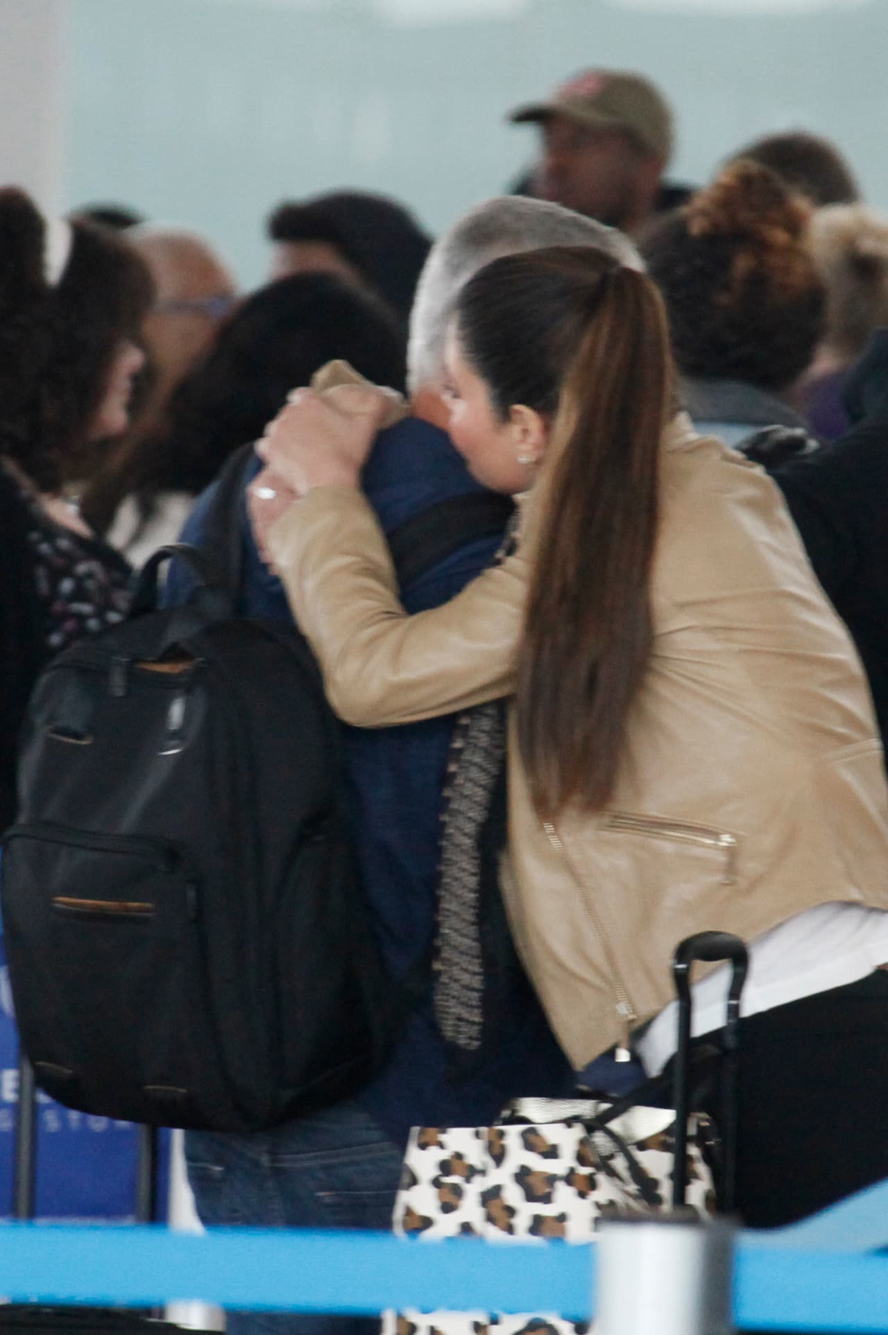 La parejita lució de lo más enamorada.