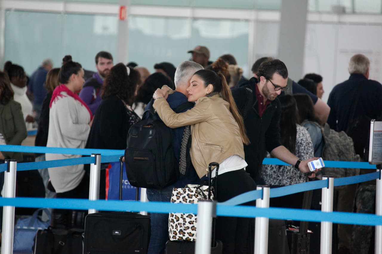 Así de juntitos esperaron en la fila para documentar su equipaje.