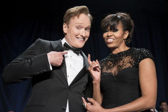 El comediante Conan O'Brien posa y bromea junto a la Primera Dama, Michelle Obama, durante una cena con los corresponsales de pensa en Washington DC el 27 de abril de 2013.