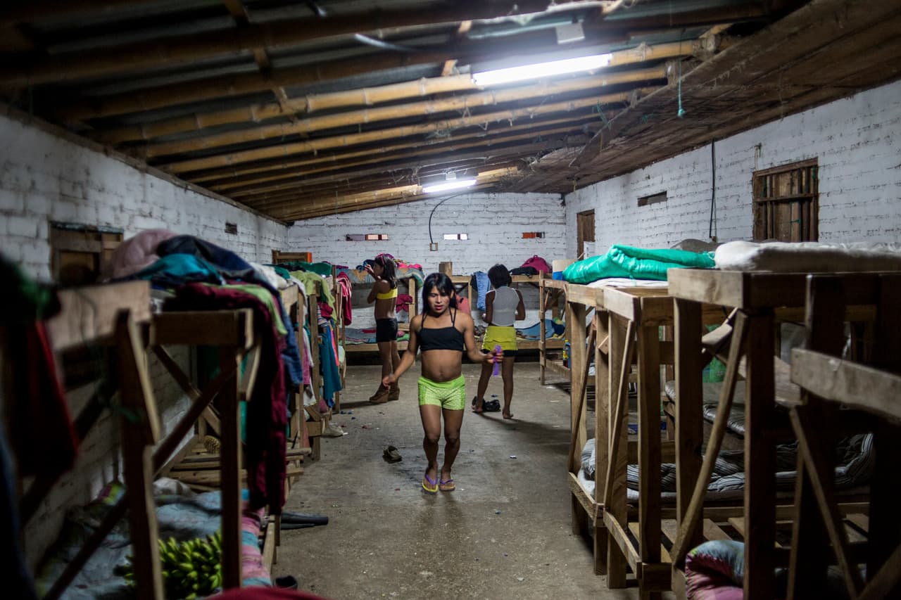 Al finalizar cada día en época de cosecha, las mujeres transgénero Embera pasan las noches en los ‘cuarteles’. Estas son habitaciones llenas de literas improvisadas con madera y colchonetas sucias que comparten los trabajadores de las haciendas cafetaleras.