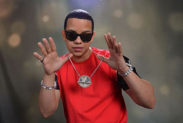 Fue la música lo que lo ayudó a superar sus cuatro años de condena en la cárcel, donde escribió sus primeras canciones, sin imaginar que algún día alternaría escenario con artistas de la talla de Nicky Jam, Don Omar o Maluma.