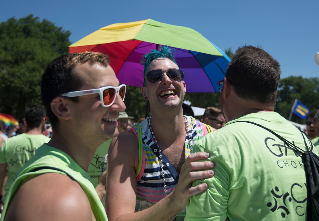 Los miemnrs de GALA Chorus de todo el país cantan en el National Mall con el Capitolio de fondo durante la marcha en Washington.