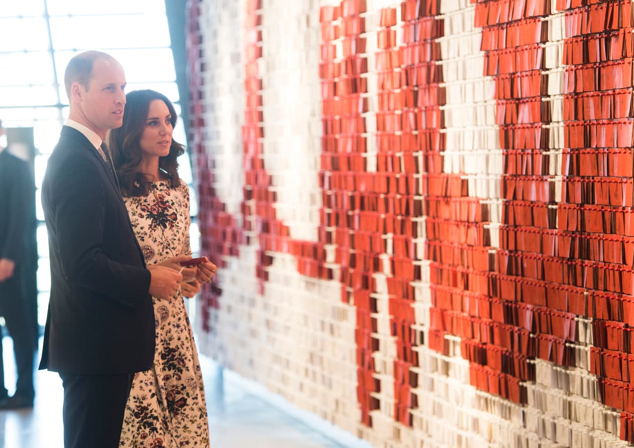 Tanto William como Kate dejaron un mensaje en la pared que consigna las visitas al campo de concentración de Stutthof, que en su momento estuvo ocupado por 110,000 personas.
