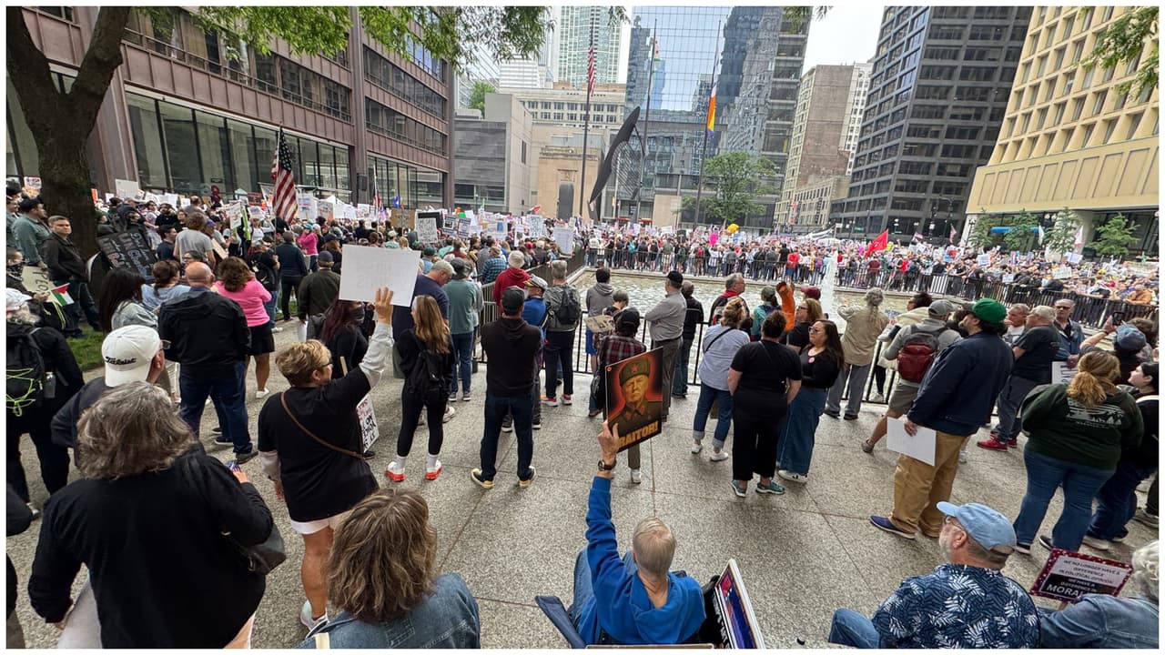Miles marchan en Chicago hasta la Torre Trump en las protestas ‘No Kings’