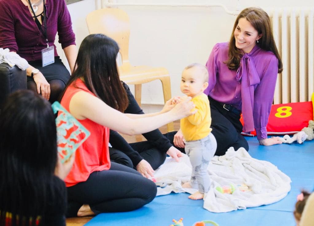 La blusa, la cual tiene un costo aproximado de 1,300 dólares, fue usada de manera errónea, ya que la abertura de los botones debería ir en la espalda y no de frente como lo hizo Middleton, según estas fotos donde aparece en la actividad.