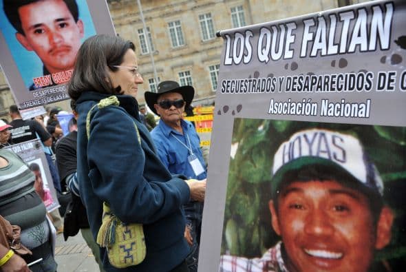 Clara Rojas, quien por seis años fue rehén de las FARC y actualmente dirige la ONG País Libre, que apoya a familiares de secuestrados, exigió "la participación de las víctimas en estas negociaciones entre el gobierno y las FARC".