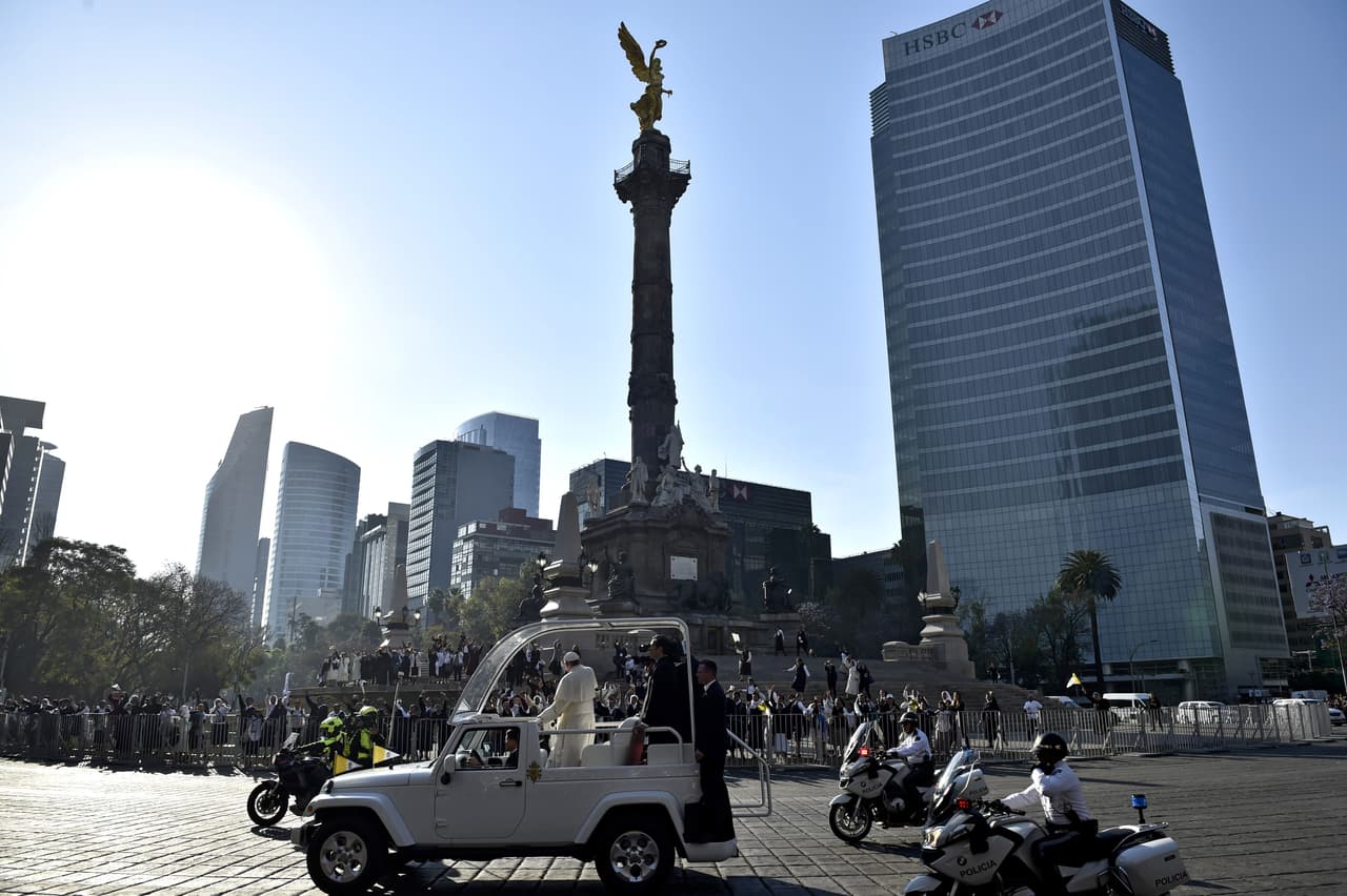 La gente en las calles de la Ciudad de México seguían al Santo Padre en su camino.