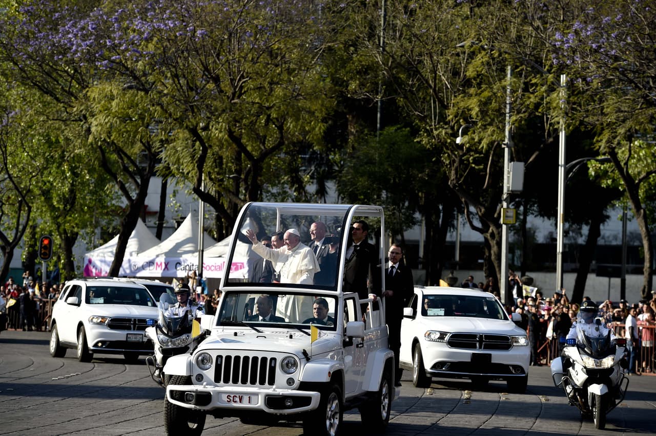 Luego de su visita a Ecatepec, el Papa regresó a Campo Marte para dirigirse en el papamóvil al Hospital Infantil 'Federico Gómez'.
