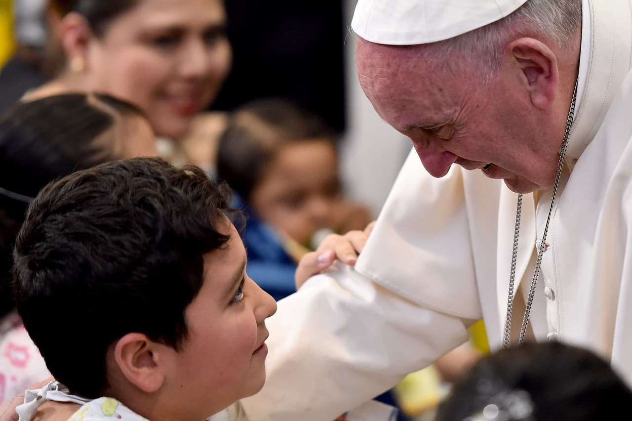 El Papa bendijo a los niños que permanecieron pendientes a su discurso en el auditorio del hospital.