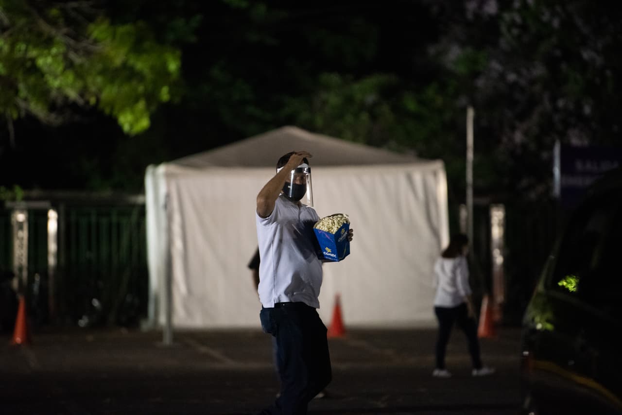 Regresa este lunes la serie, que muestra películas gratis en parques de toda la ciudad con 45 proyecciones al aire libre que se reproducirán todos los días de la semana.
<br>
<br>Sin embargo hay un máximo de 100 personas permitidas en cada parque.
<br>