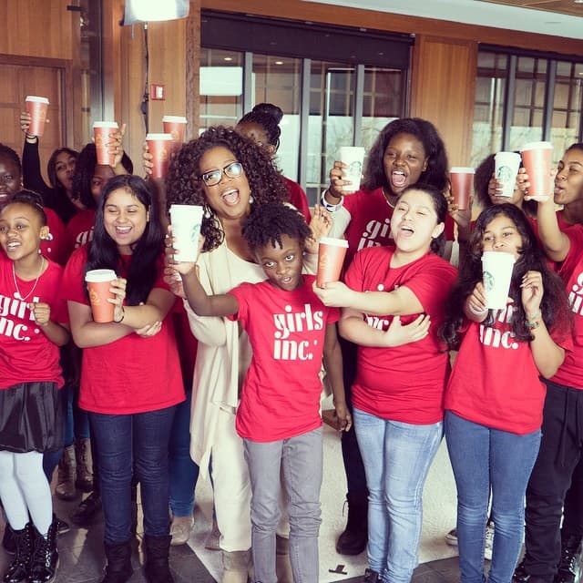 En el 2014, hicieron una colaboración que resultó en el Teavana Oprah Chai, un té que la propia conductora creó de la mano con el teólogo Naoko Tsunoda, según detalló la compañía entonces.