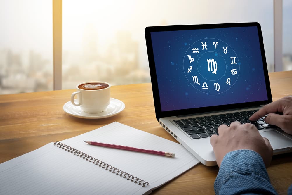 Seguramente te has preguntado alguna vez ¿de dónde sacan los astrólogos las predicciones? ¿Las inventarán? Diariamente miles de personas entran en la página de Horóscopos de Univision para revisar sus predicciones del día y enterarse de otros temas interesantes como lo hacen millones en todo el mundo.