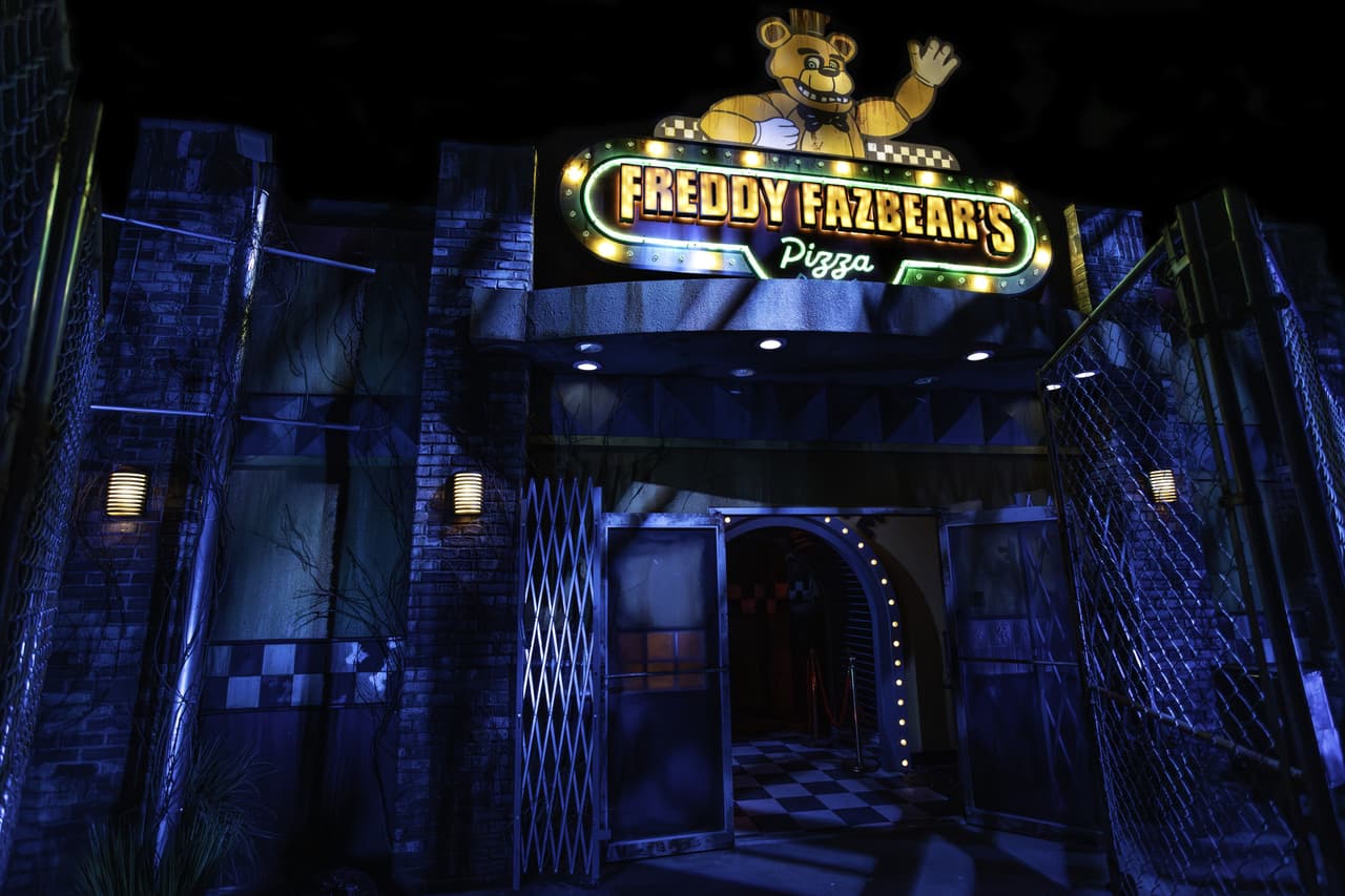 <b>Five Nights at Freddy’s - </b>Cada pasillo y sala está diseñada para crear tensión: luces parpadeantes, sonidos inesperados y sorpresas que hacen que los visitantes se enfrenten a sus miedos más intensos dentro de la pesadilla de Freddy.