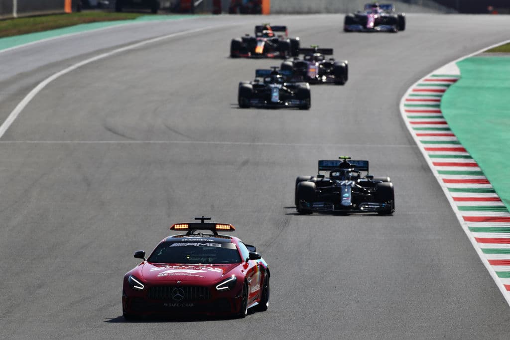 Lewis Hamilton se lleva el Gran Premio de la Toscana, sumando su sexta victoria de la temporada y la número 90 de su trayectoria. La carrera se vio accidentada por el Safety Car, provocando banderas rojas.